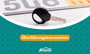Ein Autoschlüssel liegt neben einem Kennzeichen. Der Text "Überführungskennzeichen" ist prominent platziert.