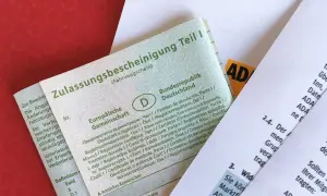 Fahrzeugschein (Zulassungsbescheinigung Teil I) und ein ADAC-Dokument. Die Bedeutung von Kfz-Papieren ist hier klar ersichtlich.