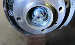 Nahaufnahme einer Radnabe, bereit zum radlager hinten wechseln. Bremsbeläge und Achsmutter sichtbar.