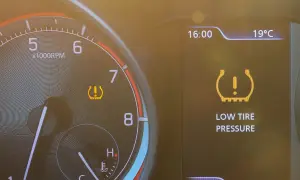 Warnleuchte für **druckverlust reifen** leuchtet auf dem Armaturenbrett. Die Anzeige zeigt "LOW TIRE PRESSURE".