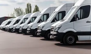 Reihe weißer Lieferwagen, bereit für den Transport. Ein Montagefahrzeug mit nach Hause nehmen ist ein Traum für viele.