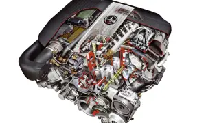 Schnittdarstellung eines Mercedes-Benz CDI-Motors, der die komplexe Mechanik und die Bedeutung von CDI-Technologie für Effizienz und Leistung zeigt.