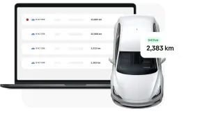 Ein Laptop zeigt eine Liste von Fahrzeugen mit Kilometerständen. Daneben ein weißes Elektroauto, das den aktuellen Kilometerstand live anzeigt.