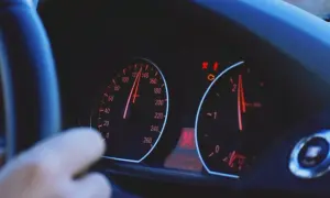Armaturenbrett mit leuchtenden Warnleuchten, darunter die Motorkontrollleuchte, die auf mögliche Motorschaden Symptome hinweist.