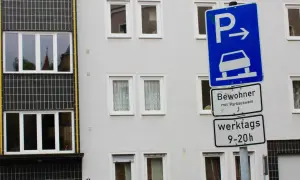 Parken für Bewohner mit Parkausweis werktags 9-20 Uhr, sonst Strafe. Ein blaues Schild mit Auto und Pfeil weist den Weg.
