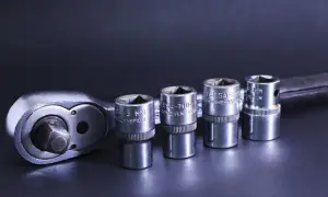 Werkzeugset mit Ratsche und Stecknüssen. Die Ratsche zeigt die **Hardyscheibe Funktion** für präzises Arbeiten.