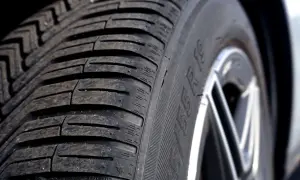 Nahaufnahme eines Autoreifens mit sichtbarem Profil. Die Frage, wie lange halten autoreifen, hängt von vielen Faktoren ab.