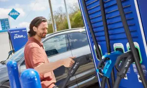 Mann lädt E-Auto an Aral Pulse Ladesäule. Ein Nutzungsvertrag Kfz gewerblich ist hierfür nötig.