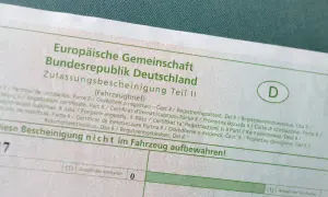 Deutsche Zulassungsbescheinigung Teil II, auch Fahrzeugbrief genannt. Was bedeutet Kfz? Das ist ein Dokument für Kraftfahrzeuge.