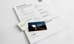 COC-Dokumente und ein Volkswagen-Zertifikat liegen auf einem Tisch.