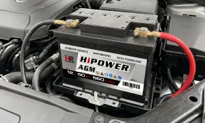 AGM Batterie im Motorraum, bereit für den Einsatz. Die HiPower AGM Batterie mit 50 Ah ist eine zuverlässige Energiequelle, die auch nach Tiefentladung noch Leistung bringt.