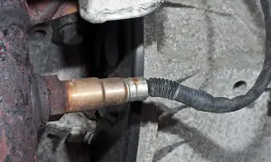 Defekte Lambdasonde Heizung: Symptome wie erhöhter Verbrauch, unrunder Motorlauf oder Motorkontrollleuchte. Hier die Sonde am Auspuffkrümmer.