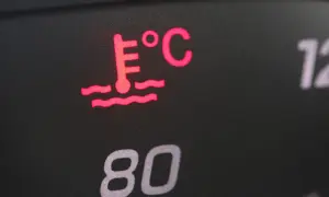 Rote Warnleuchte zeigt an: motortemperatur zu hoch. Der Thermometer-Symbol leuchtet.