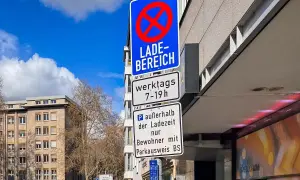 Verkehrsschilder weisen auf eine Ladezone hin, in der werktags von 7-19 Uhr Parken verboten ist. Außerhalb der Ladezeit ist Parken nur für Anwohner mit Parkausweis gestattet.