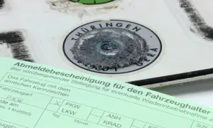 Abmeldebescheinigung für einen PKW, der nicht mehr für die LKW-Zulassung benötigt wird. Das Siegel von Thüringen ist beschädigt.
