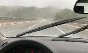 Starke Regenfälle auf der Autobahn. Der scheibenwischer funktioniert nicht, die Sicht ist stark eingeschränkt.