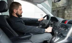 Mann versucht, das Auto zu starten, aber es dreht nicht. Mögliche anlasser magnetschalter defekt symptome.
