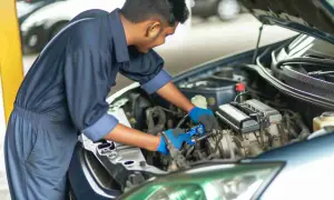 Mechaniker prüft Motorraum. Mögliche hardyscheibe defekt symptome wie Vibrationen werden hier untersucht.