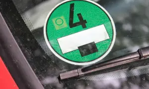 Grüne Umweltplakette mit der Nummer 4, die zeigt, dass das Fahrzeug die Kriterien für die Umweltzone erfüllt. Die Feinstaubplakette anbringen ist wichtig für die Einfahrt in viele Städte.
