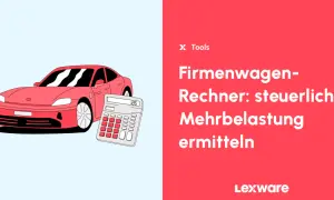 Roter Firmenwagen neben einem Taschenrechner. Mit dem Firmenwagen-Rechner lässt sich der bruttolistenpreis ermitteln und die steuerliche Mehrbelastung berechnen.