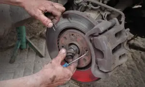 Mechaniker repariert Bremse, um das Quietschen des Radlagers zu beheben.