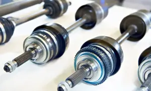 Mehrere Antriebswellen für Autos liegen nebeneinander. Ein defektes Radlager oder eine defekte Antriebswelle kann zu ähnlichen Problemen führen.