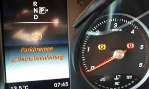 Warnleuchte zeigt Parkbremse Fehler an. Die Anzeige "Parkbremse s. Betriebsanleitung" erscheint im Display.
