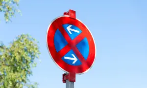 Verkehrszeichen: Kein Parken, Halten oder Warten erlaubt. Pfeile zeigen die Zone an.
