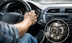 Fahrer hält das Lenkrad, während ein Bremsbelag und eine Bremsscheibe mit Wellenlinien gezeigt werden, die darauf hindeuten, dass das Lenkrad flattert.