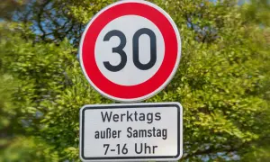 Geschwindigkeitsbegrenzung 30. Was bedeutet werktags parken? Nur von Montag bis Freitag, 7-16 Uhr, ist hier parken erlaubt.