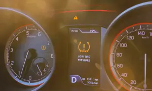 Warnung im Auto: Die reifendruck auto anzeige leuchtet gelb. Zeit, den Reifendruck zu prüfen!