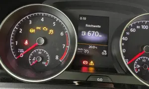 Warnleuchten (EPC, Lenkrad mit Ausrufezeichen, ESP) leuchten auf, der Motor startet schlecht. Reichweite 670 km.