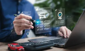 Mann prüft digitale Dokumente für ein UVV Auto. Checklisten und Siegel erscheinen auf dem Bildschirm.