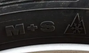 Reifen mit M+S-Kennzeichnung und Schneeflockensymbol im Berg. Dieses Symbol ist kein reiner sommerreifen, sondern ein Ganzjahresreifen.