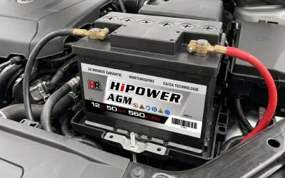 AGM Batterie im Motorraum, bereit für den Einsatz. Die HiPower AGM Batterie mit 50 Ah ist eine zuverlässige Energiequelle, die auch nach Tiefentladung noch Leistung bringt.
