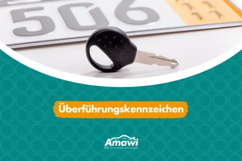 Ein Autoschlüssel liegt neben einem Kennzeichen. Der Text "Überführungskennzeichen" ist prominent platziert.