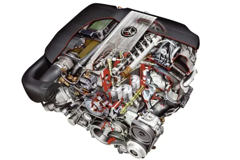 Schnittdarstellung eines Mercedes-Benz CDI-Motors, der die komplexe Mechanik und die Bedeutung von CDI-Technologie für Effizienz und Leistung zeigt.