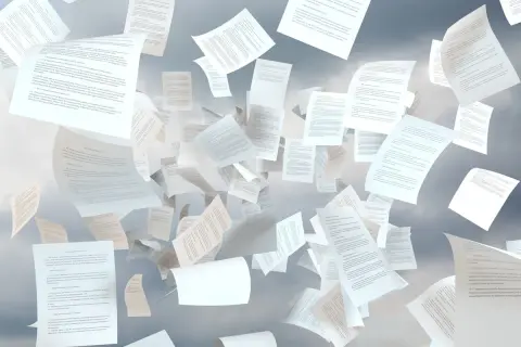 Viele Dokumente fliegen im Himmel. Seit wann gibt es CoC-Papiere? Die Frage bleibt offen, während die Blätter tanzen.