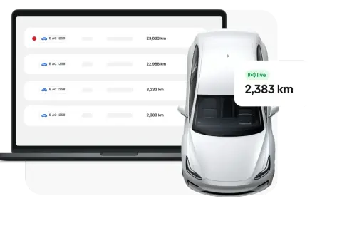 Ein Laptop zeigt eine Liste von Fahrzeugen mit Kilometerständen. Daneben ein weißes Elektroauto, das den aktuellen Kilometerstand live anzeigt.
