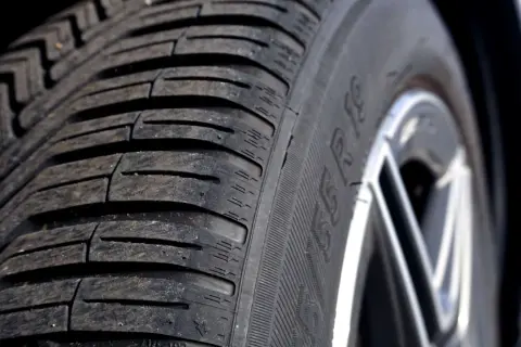 Nahaufnahme eines Autoreifens mit sichtbarem Profil. Die Frage, wie lange halten autoreifen, hängt von vielen Faktoren ab.
