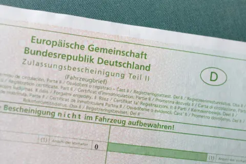 Deutsche Zulassungsbescheinigung Teil II, auch Fahrzeugbrief genannt. Was bedeutet Kfz? Das ist ein Dokument für Kraftfahrzeuge.