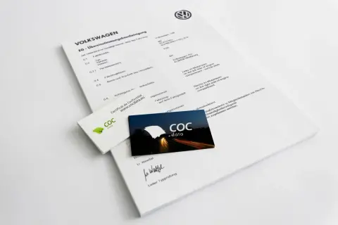 COC-Dokumente und ein Volkswagen-Zertifikat liegen auf einem Tisch.