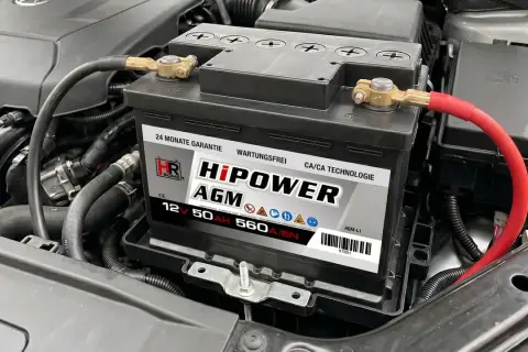 AGM Batterie im Motorraum, bereit für den Einsatz. Die HiPower AGM Batterie mit 50 Ah ist eine zuverlässige Energiequelle, die auch nach Tiefentladung noch Leistung bringt.