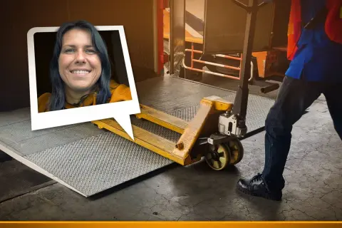 Frau lächelt, während ein Gabelhubwagen bereitsteht, um Waren auf dem Gehweg zu be- und entladen.