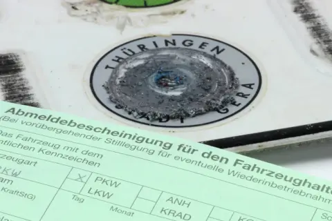 Abmeldebescheinigung für einen PKW, der nicht mehr für die LKW-Zulassung benötigt wird. Das Siegel von Thüringen ist beschädigt.