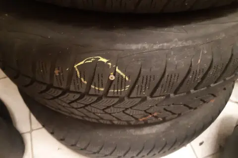 Eine Schraube im Reifen markiert den Schaden, der für die Reifenreparatur vorbereitet wird.