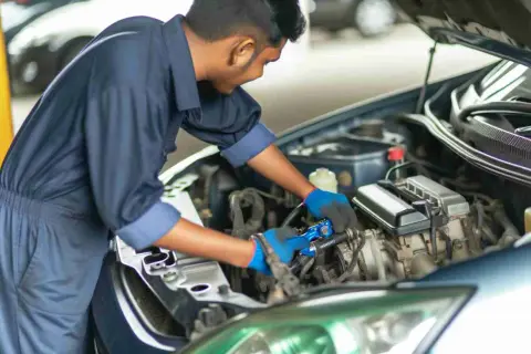 Mechaniker prüft Motorraum. Mögliche hardyscheibe defekt symptome wie Vibrationen werden hier untersucht.