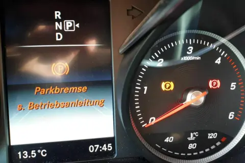 Warnleuchte zeigt Parkbremse Fehler an. Die Anzeige "Parkbremse s. Betriebsanleitung" erscheint im Display.