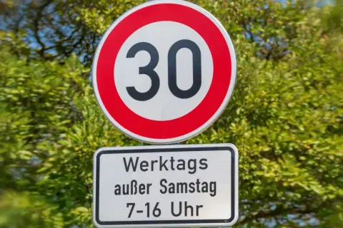 Geschwindigkeitsbegrenzung 30. Was bedeutet werktags parken? Nur von Montag bis Freitag, 7-16 Uhr, ist hier parken erlaubt.