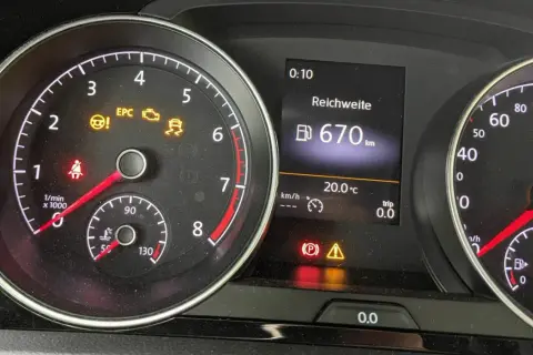Warnleuchten (EPC, Lenkrad mit Ausrufezeichen, ESP) leuchten auf, der Motor startet schlecht. Reichweite 670 km.